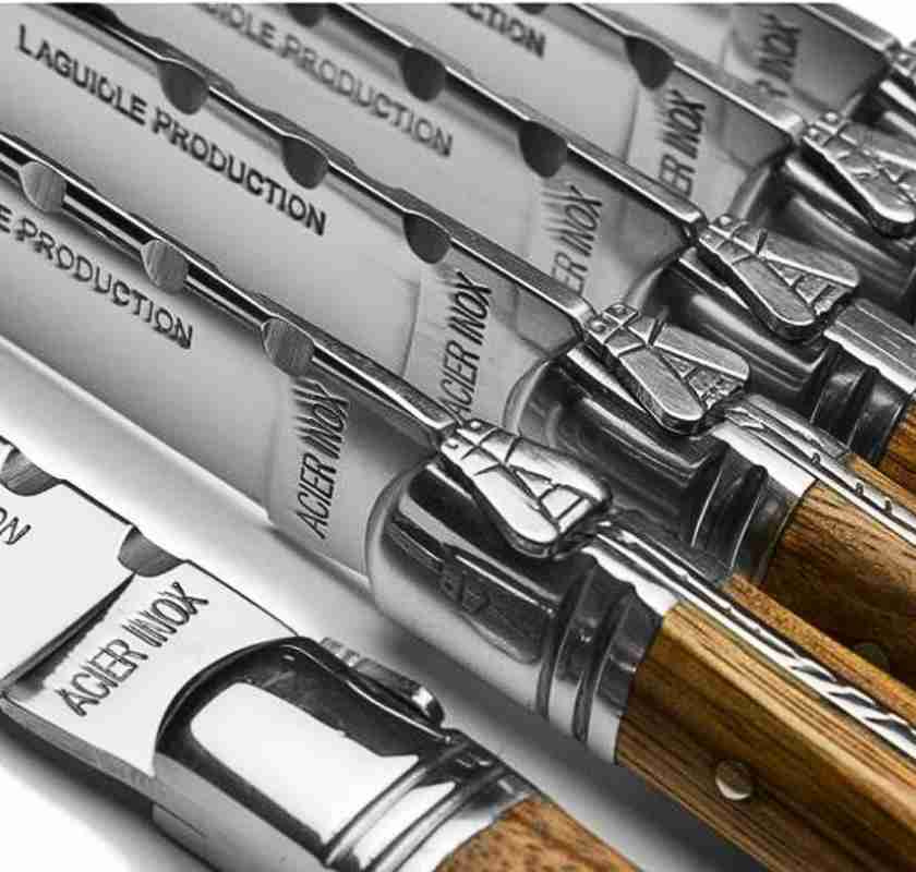 Laguiole k�ttknivar med handtag av tr� i n�rbild