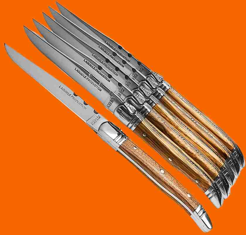 Laguiole K�ttknivar med handtag av tr� mot orange bakgrund