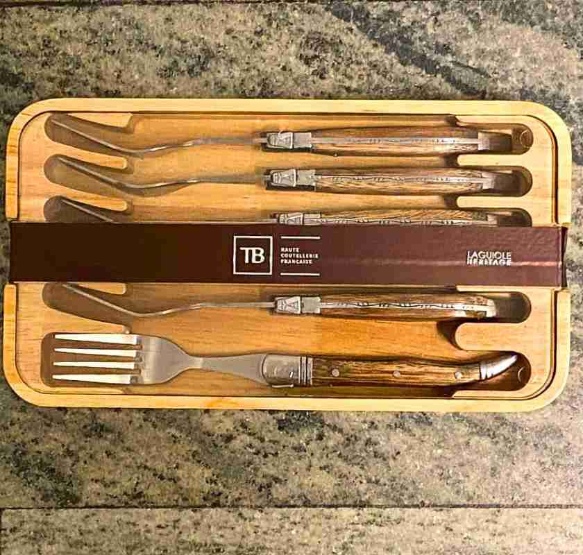 Laguiole gafflar med handtag av tr� i ask p� marmorskiva