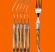 Laguiole gafflar med handtag av tr ot orange bakgrund 