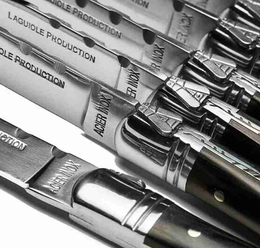 K�ttknivar med svarta handtag Laguiole n�rbild med flugan