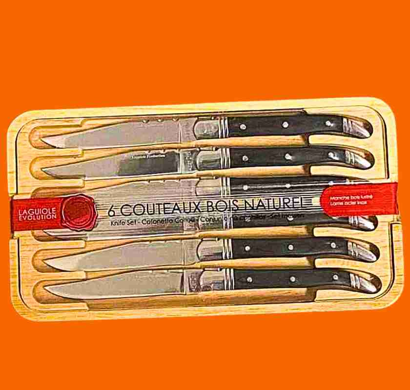 Grillknivar I ask av tr� med  genomskinligt lock mot orange bakgrund