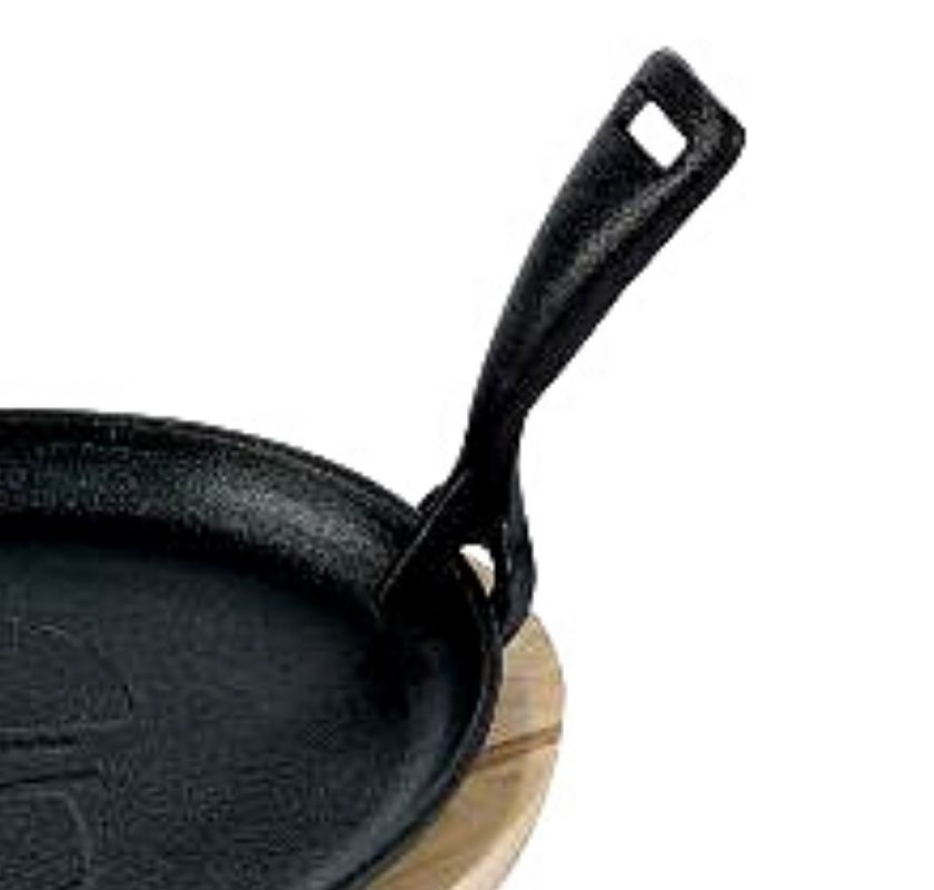 Svart hadtag i gjutj�rn som. f�sts i kanten p� fat mm