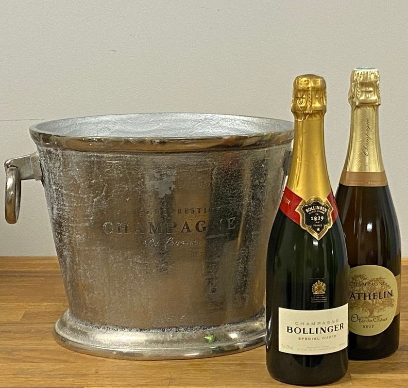 Vinkylare hink vintage oval champagnekylare p� bord med 2 buteljer bredvid