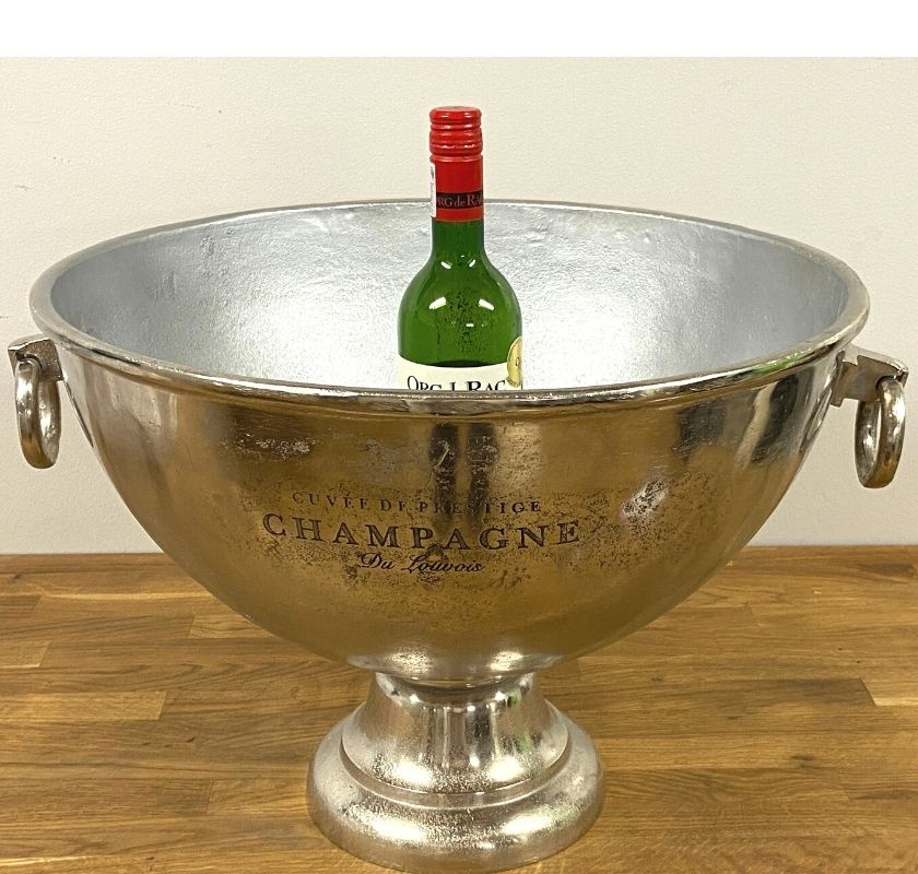 vinflaska i stor rund vinkylare