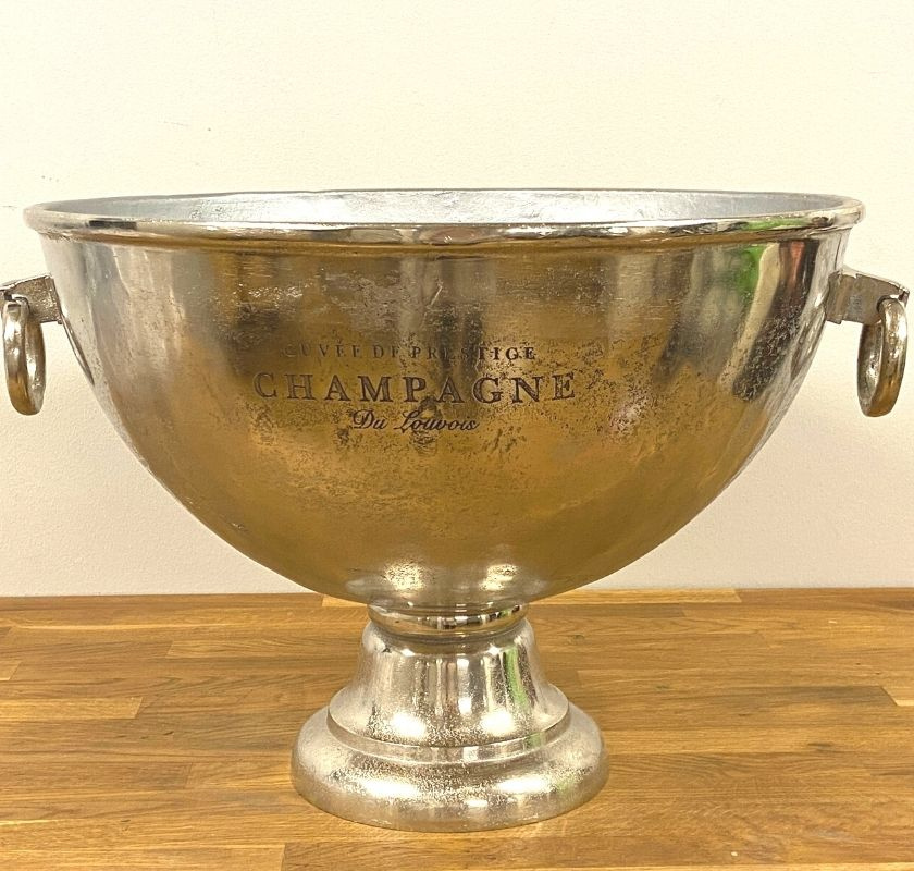 Stor rund vinkylare eller champagnecooler p� fot med ringar till handtag