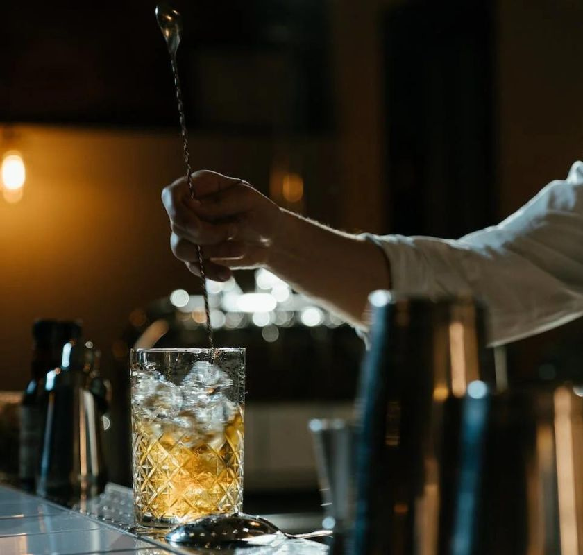 R�r om i drink med Barsked eller cocktailsked