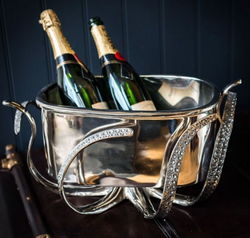 Silverf�rgad vinkyl med bl�ckfisktenkakler inneh�llande 2 flaskor.