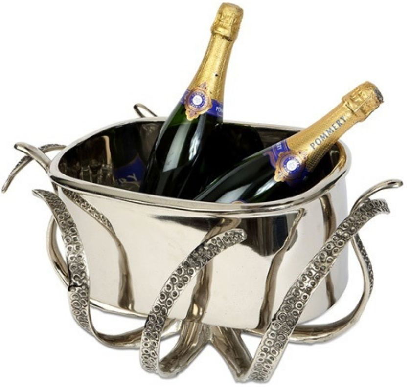 Frilagd vinkyl med bl�ckfiskarmar. 2 flaskor champagne