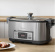 Slow cooker 6 liter Sencor slow cooker rostfri står på köksbänk