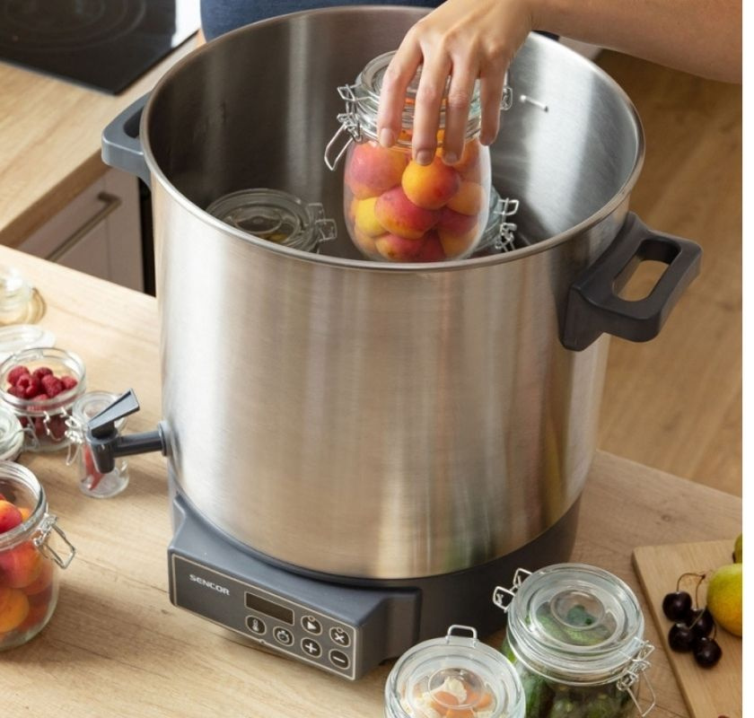 St�ller ner konservglas i konserveringsapparat