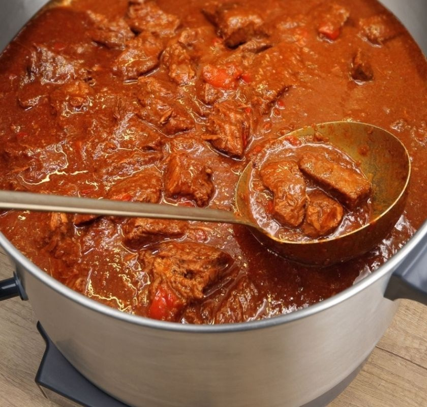 Gulasch i konservkokaren som kan anv�ndas till matlagning