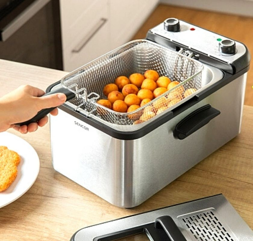 Friterar bollar i frit�s. Frit�s med korg