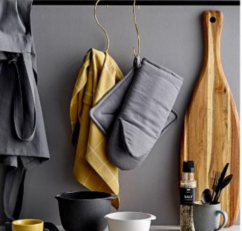 Grytlappar 20 x 20 cm 2 st gr� och f�rkl�de, handdukar upph�ngda i k�k