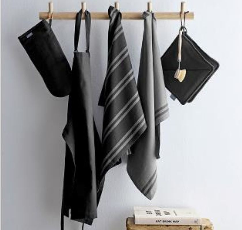 Grytlappar 20 x 20 cm 2 st svarta och f�rkl�de, handdukar upph�ngda p� tr�list