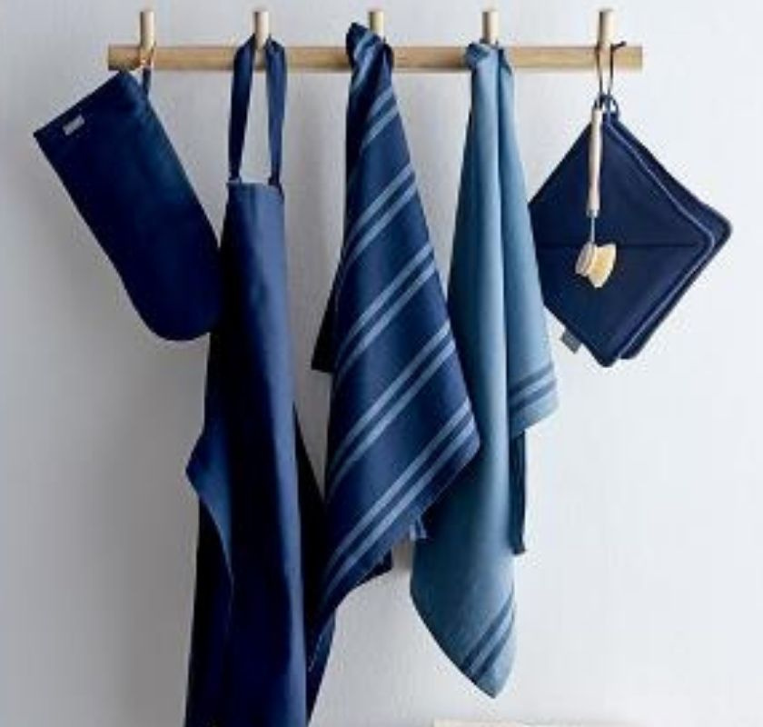 Grytlappar 20 x 20 cm 2 st bl� och f�rkl�de, handdukar upph�ngda p� tr�list