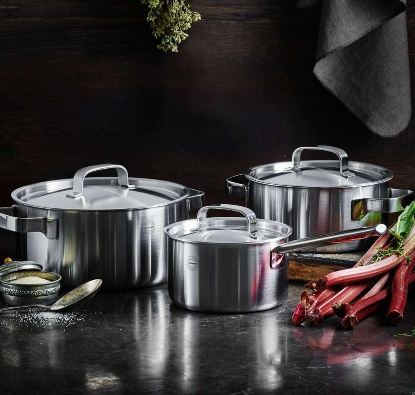 2 grytor och en kastrull med lock i st�l fr�n Pillivuyt p� Freaky Kitchen