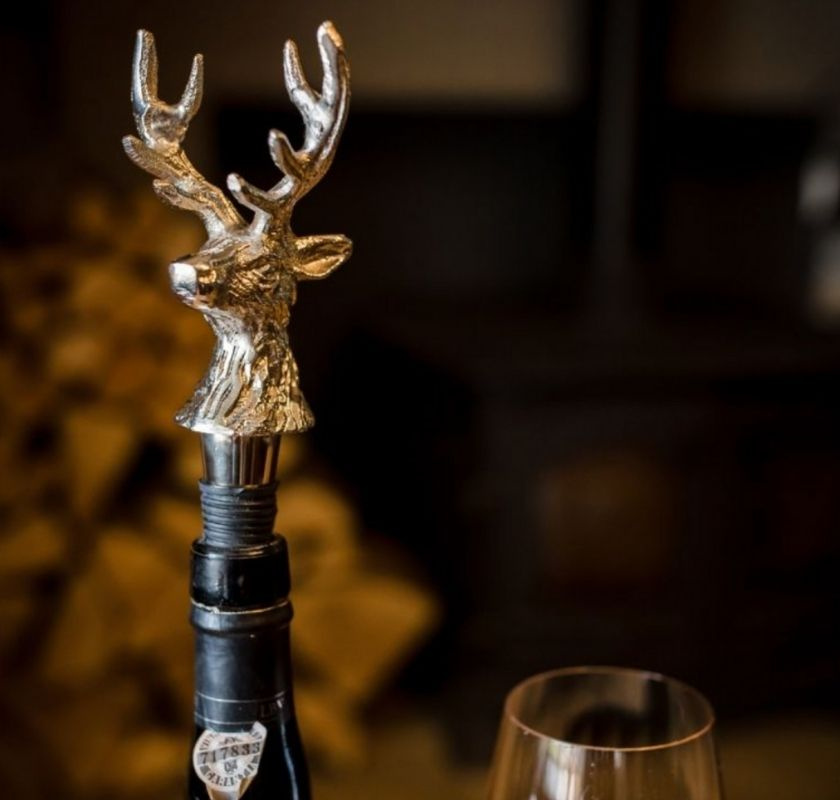 Flaskstopp hjorthuvud i vinflaskans hals