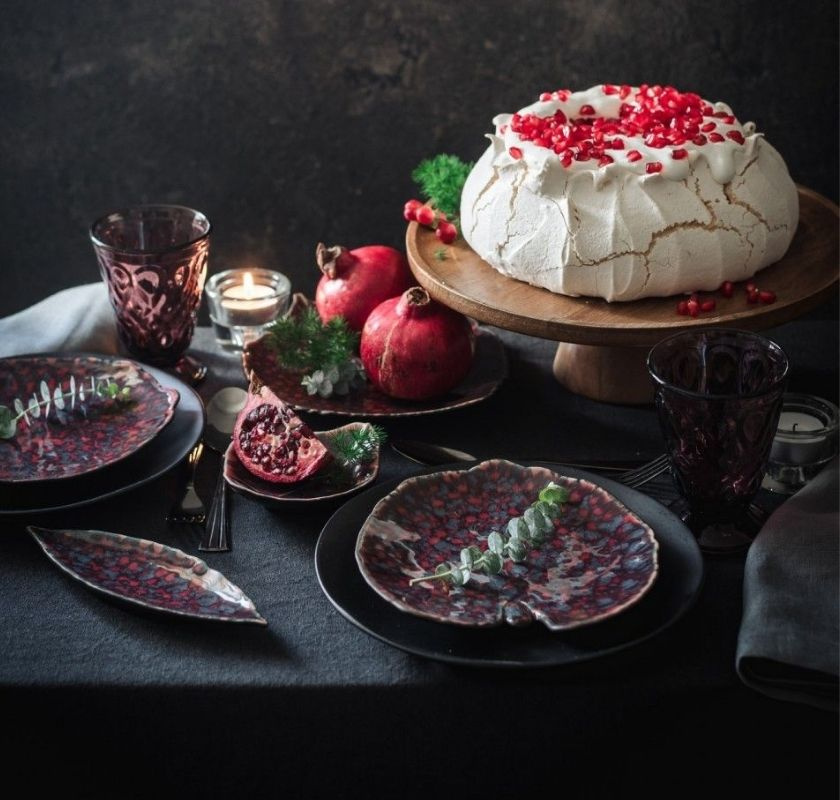 Tallrik n�ckrosblad och andra fat i granatr�tt