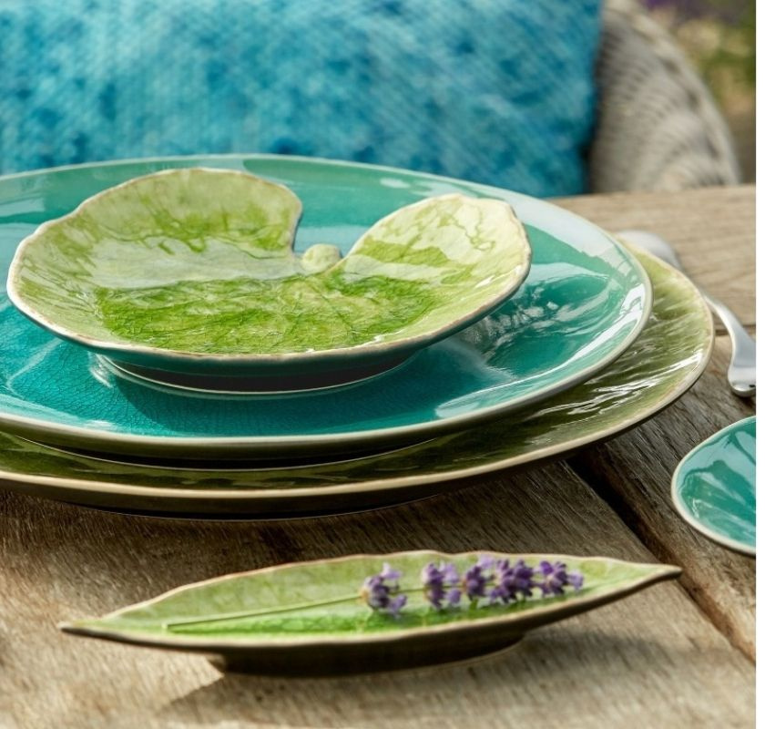 Lagerblad, n�ckrosblad och tallrikar fr�n costa nova riviera