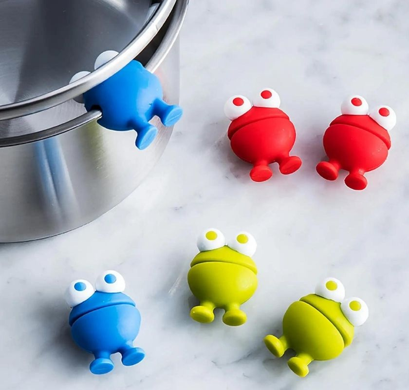 Sm� grytvaktsgubbar av plast