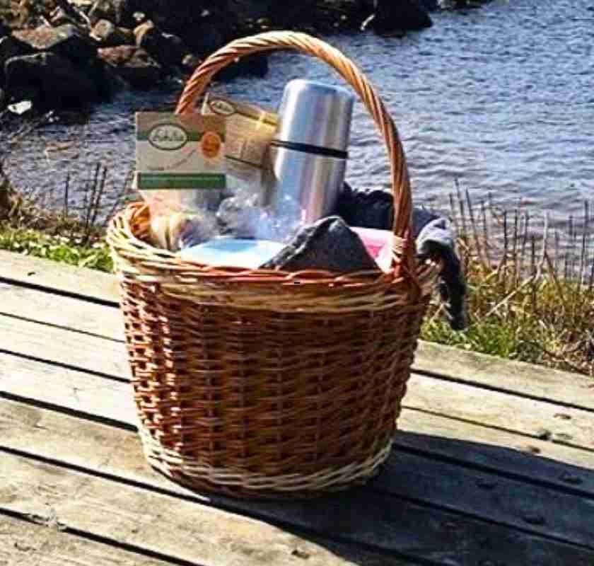 Svampkorgen p� brygga som utflyktskorg eller picknickkorg