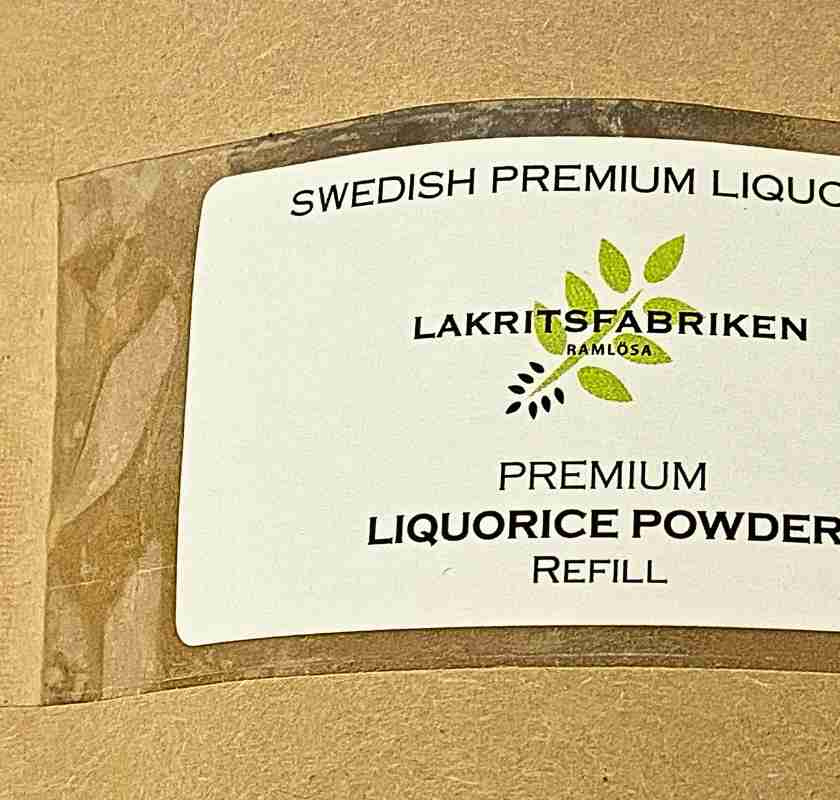 Etikett p� framsidan av Lakritspulver Premium i brun refillp�se 80 gram