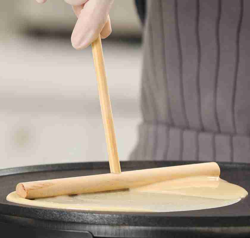 Sprider pannkakssmet med pannkakspinne