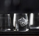 dricksglas kristall med isbit mot svart