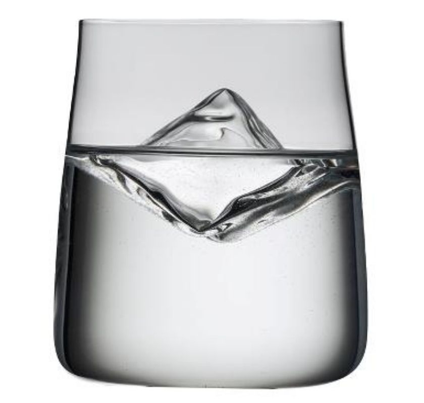 Vattenglas i kristall med vatten och isbit