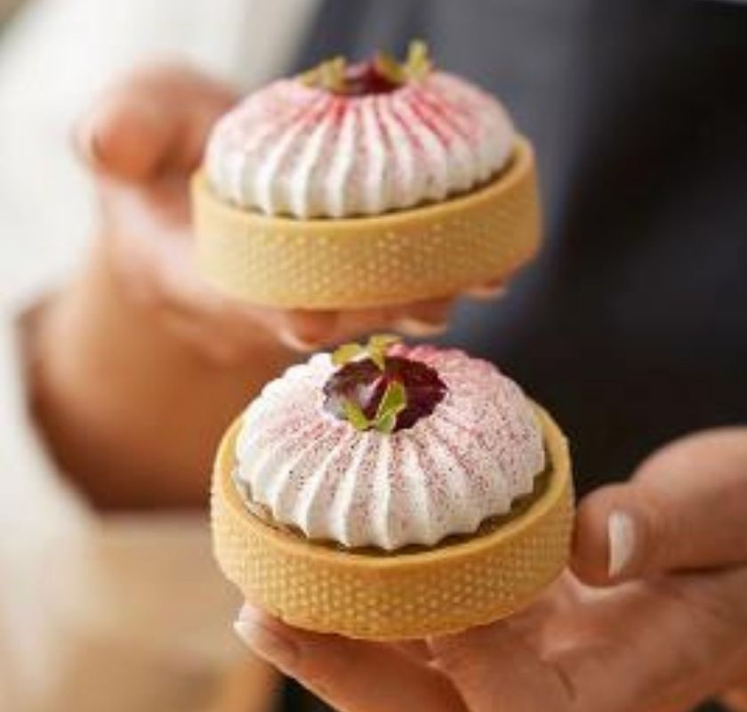 Bakelser med mar�ng spritsad med mar�ng