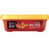 Chilipasta Gochujang koreansk i röd ask i plast med gult lock