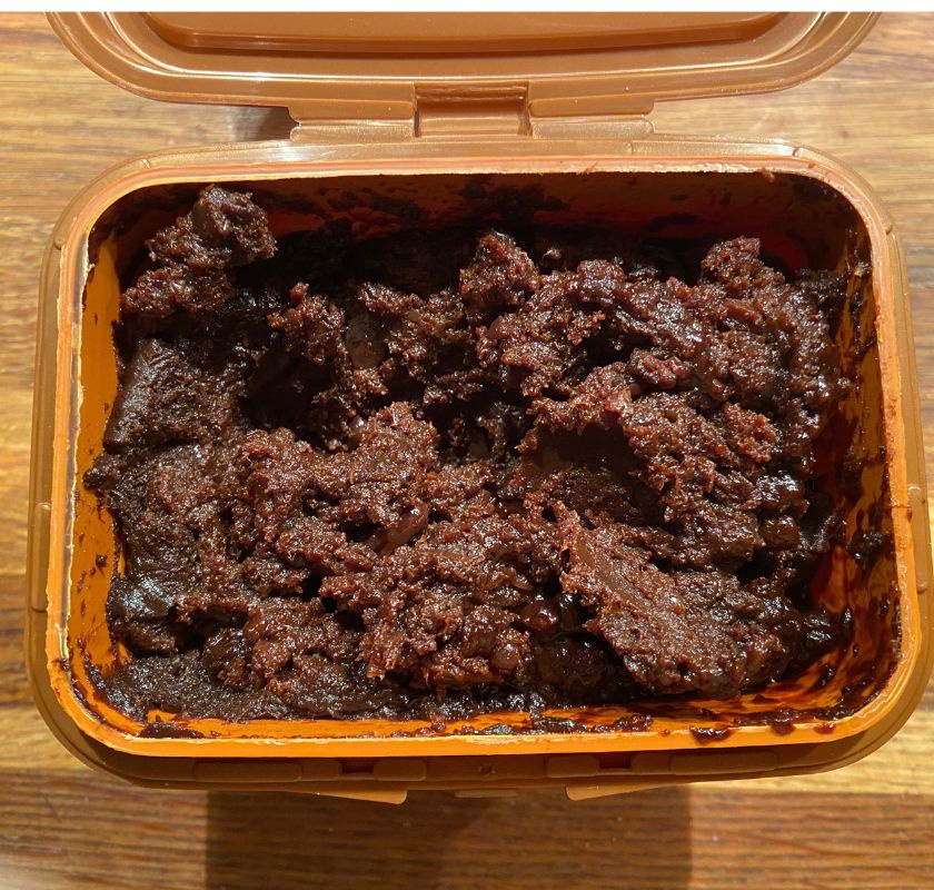 Doenjang koreansk sojab�npasta i �ppnad f�rpackning