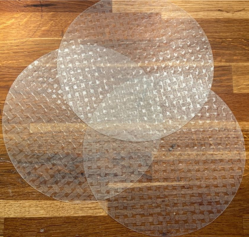 tre runda blad av rispapper p� b�nk