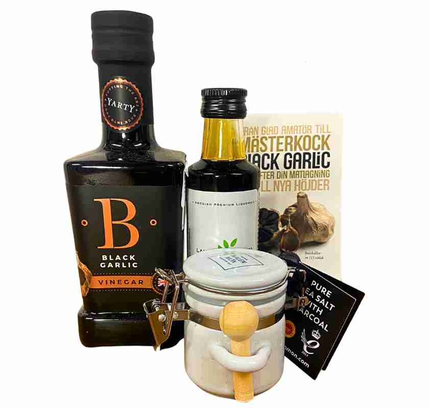 Lilla svarta kittet svarta matvaror som present