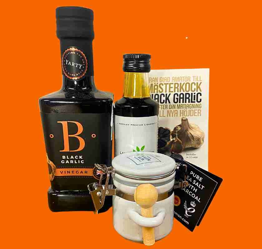 presentkit med svarta matvaror mot orange bakgrund