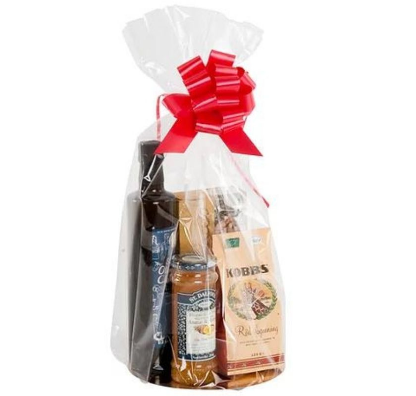 Cellofanp�se fylld med presenter och knuten med r�r rosett