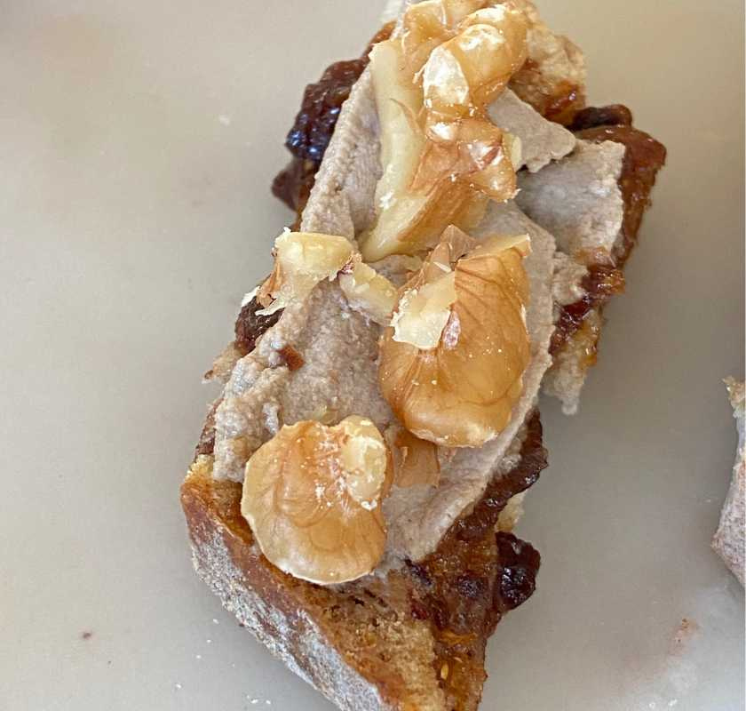 G�slever p� fruktbr�d men lite fikonmarmelad och valn�tter