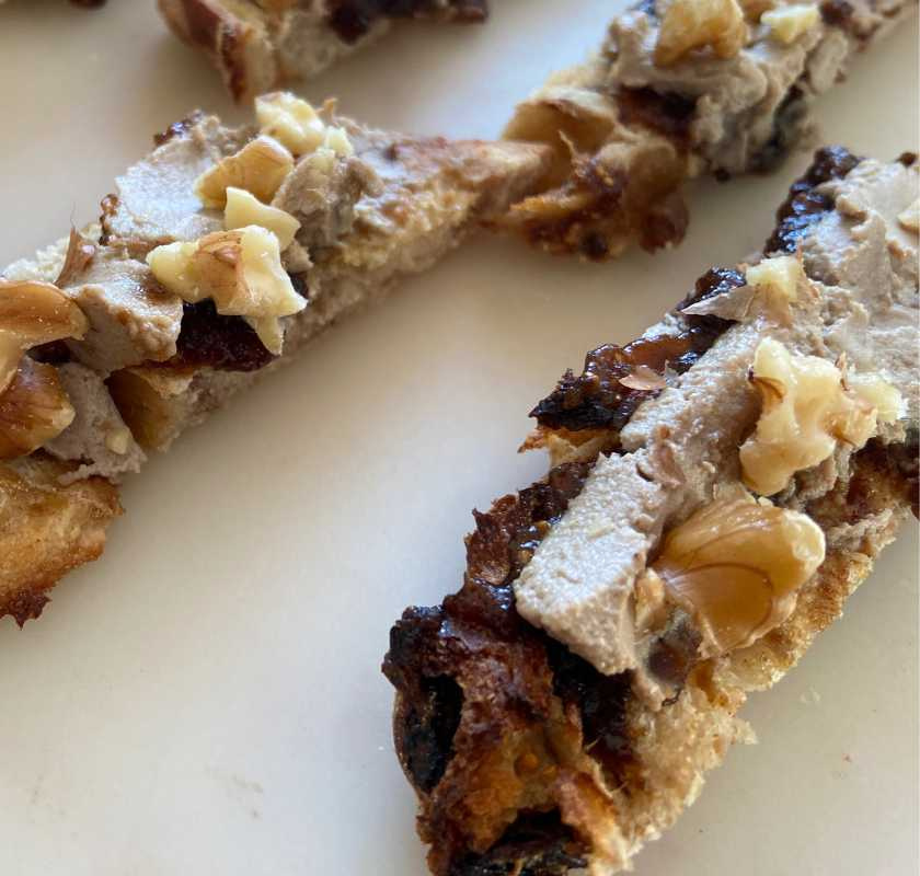 G�slever p� fruktbr�d men lite fikonmarmelad och valn�tter som snittar