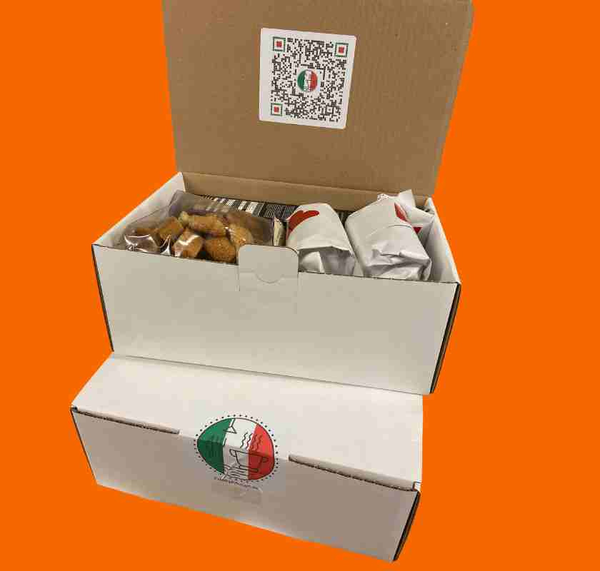 Stora italienska kittet fr�n FreakyKitchen packat i sin l�da som st�r p� en packad l�da