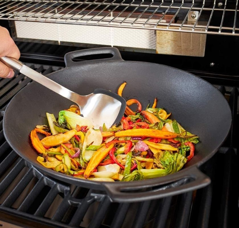 wokpanna i p� gril med gr�nsaker