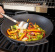 wokpanna i på gril med grönsaker