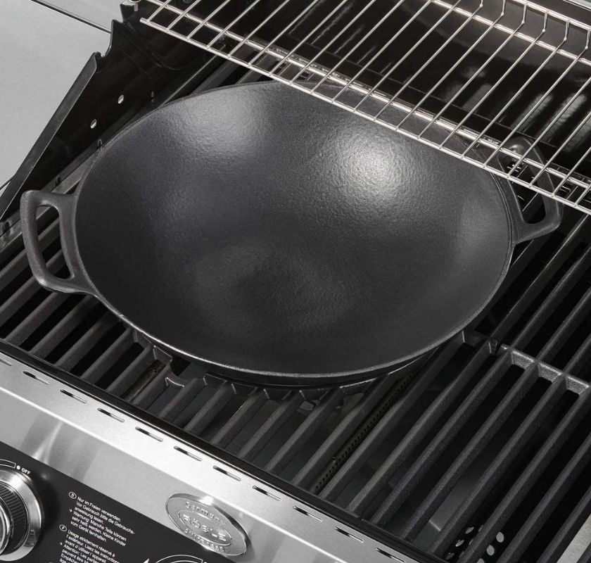 wok I gjutj�rn p� grill