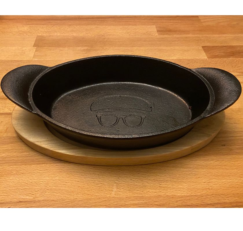 Gjutj�rnstallrik, djup oval med underl�gg i tr�