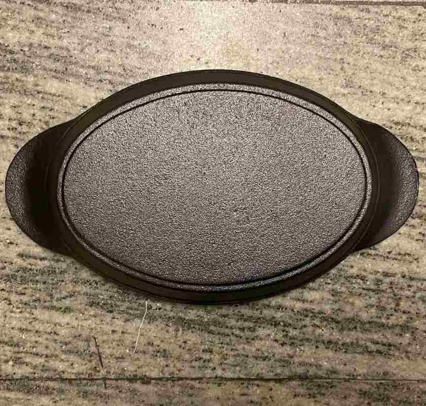 Gjutj�rnstallrik, djup oval med underl�gg i tr�