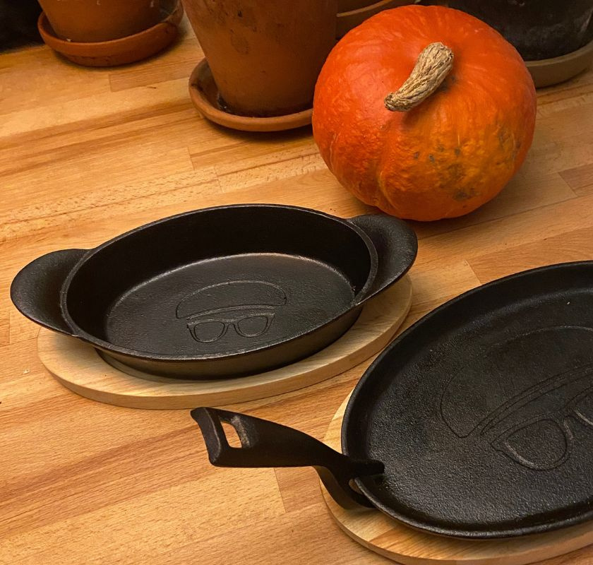 Gjutj�rnstallrik, djup oval med underl�gg i tr�