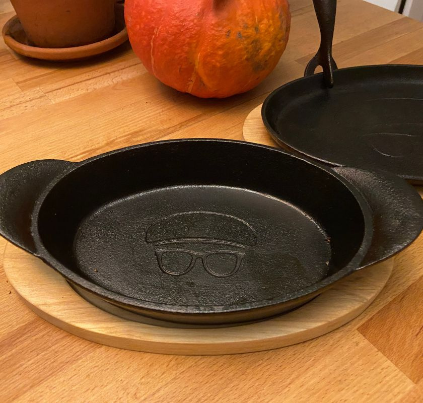 Gjutj�rnstallrik, djup oval med underl�gg i tr�