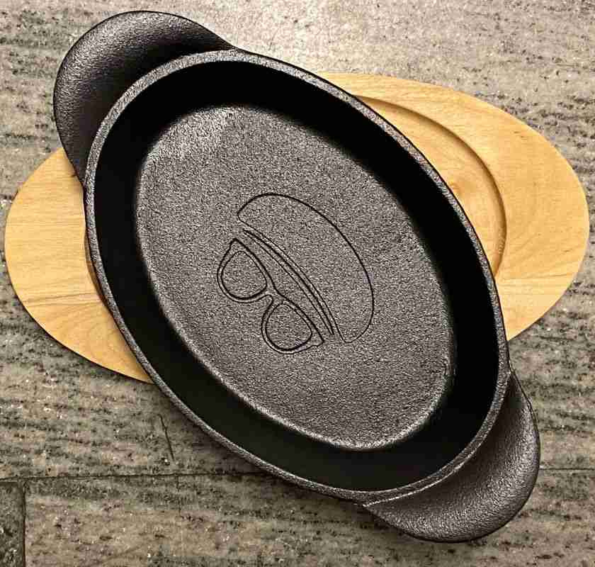 Gjutj�rnstallrik, djup oval med underl�gg i tr�