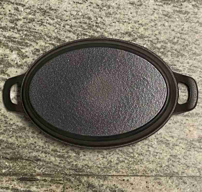 Minipanna oval i gjutj�rn Pillivuyt undersidan