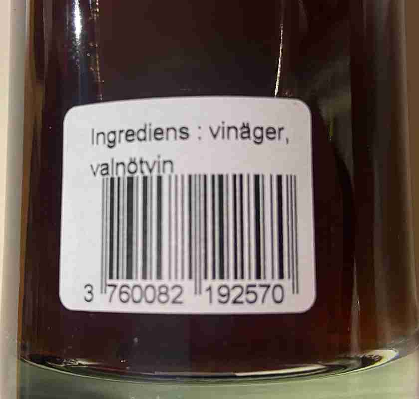 Baksidan av flaskan p� Valn�tsvin�ger Vinaigre � la Noix Au Temps d''Eug�nie